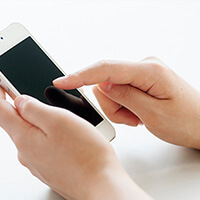 スマートホンを操作する手
